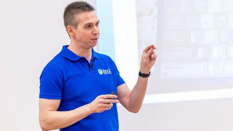 Mann mit VR-Brille und Schriftzug "Wo bin ich?"